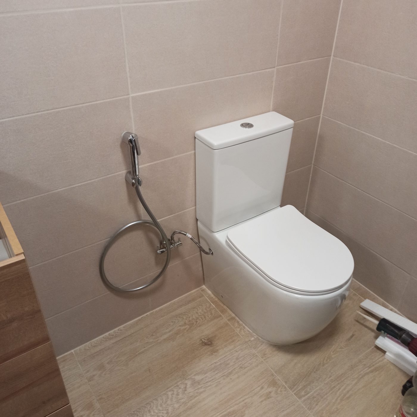 Beszerelt fali WC bidézuhannyal